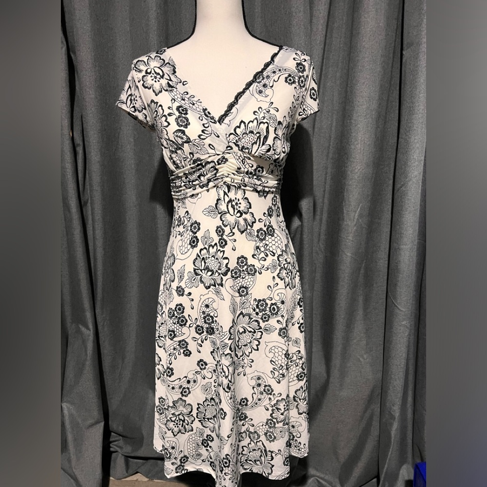 Brand New B. Moss soft flowy stretch dress size Medium new with tags